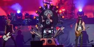 landscape-1461080244-guns-and-roses-axl-rose-coachella